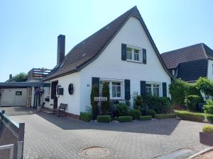 a white house with a black roof at Ferien zwischen den Meeren in Jübek