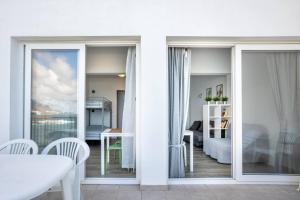 sala de estar con puertas correderas de cristal y comedor en Brisas de Jover, en La Laguna