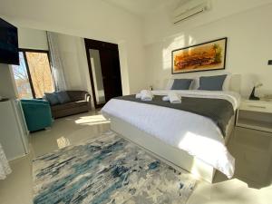 una camera con un grande letto di Lemon Tree Residence ad Amman