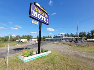 una señal para un motel al lado de una carretera en Norvic Motel en Coniston