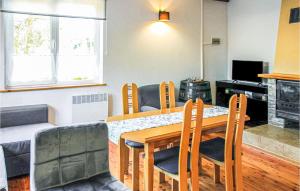 Una cocina y un comedor con mesa y sillas. en Lovely Home In Wicko With Wifi, en Wicko