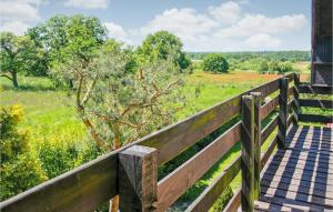 un paseo marítimo de madera con vistas a un campo en Lovely Home In Wicko With Wifi, en Wicko 24 fotos más