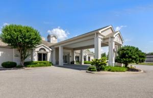 una gran casa blanca con entrada en BEST WESTERN PLUS Inn at Valley View, en Roanoke