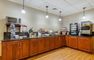 cocina con armarios de madera y encimera en BEST WESTERN PLUS Inn at Valley View, en Roanoke