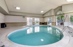 洛亞諾克的住宿－貝斯特韋斯特山谷景酒店，大楼里一个蓝色的大泳池