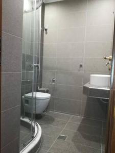 Bilik mandi di Dimitris - House Maria Manolaki - Cozy First Floor Apartment