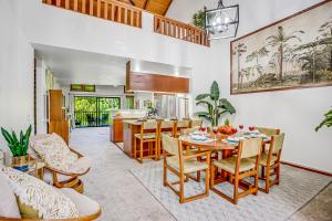 una cucina e una sala da pranzo con tavolo e sedie di Waikomo Stream Villas 132 a Koloa
