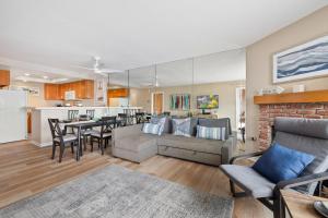 Η κουζίνα ή μικρή κουζίνα στο Whitewater Village Retreat B Ocean-view condo with private deck, fireplace, & easy beach access