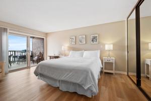 Ένα ή περισσότερα κρεβάτια σε δωμάτιο στο Whitewater Village Retreat B Ocean-view condo with private deck, fireplace, & easy beach access