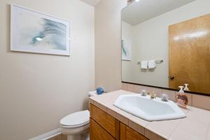 Ένα μπάνιο στο Whitewater Village Retreat B Ocean-view condo with private deck, fireplace, & easy beach access +7 φωτογραφίες