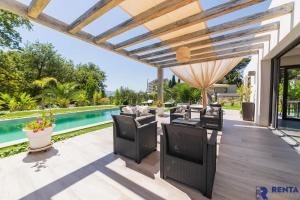 Басейн в или близо до Cannes Hills Lovely Villa Pool & Garden