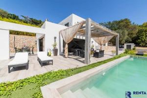 uma piscina no quintal de uma casa com um pátio em Cannes Hills Lovely Villa Pool & Garden em Le Cannet