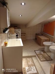 una cucina con lavandino e servizi igienici di IL MULINO Appartamento Itri centro 150 m2 con ampio terrazzo completo di tutti i comfort a Itri