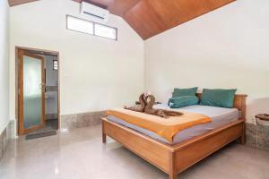 a bedroom with a bed in a room at Run Gilis in Gili Meno