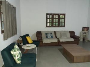 a living room with a couch and a table at Sitio Vila Serrana in Ubajara