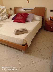 un letto con due asciugamani sopra di IL MULINO Appartamento Itri centro 150 m2 con ampio terrazzo completo di tutti i comfort a Itri