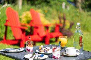 einen Tisch mit Teller mit Lebensmitteln und einer Flasche Orangensaft in der Unterkunft Moberly Lodge in Golden