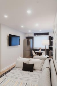 ein Wohnzimmer mit einem Sofa und einem Flachbild-TV in der Unterkunft Modern, Luxurious Apartment near Downtown Ottawa in Ottawa