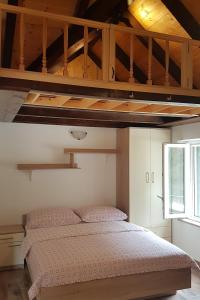Bett in einem Zimmer mit Loft in der Unterkunft Secluded holiday house Postira, Brac - 17571 in Postira