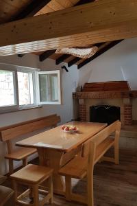 une salle à manger avec une table et une cheminée dans l'établissement Secluded holiday house Postira, Brac - 17571, à Postira