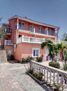 Fotografia z galérie ubytovania Apartments with a parking space Novi Vinodolski - 17596 v Novom Vindolskom