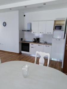 Fotografia z galérie ubytovania Apartments with a parking space Novi Vinodolski - 17596 v Novom Vindolskom