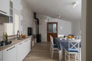 Kuchyň nebo kuchyňský kout v ubytování Secluded fisherman's cottage Cove Prapratna - Prapatna (Brac) - 17608