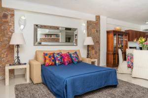 ヌエボ・バジャルタにあるOcean Front Condo with Pool Sleeps 6 Adults-Quinta del Mar 203のベッドルーム(青いベッド1台、ソファ付) +42枚の写真
