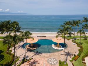 ヌエボ・バジャルタにあるOcean Front Condo with Pool Sleeps 6 Adults-Quinta del Mar 203のリゾートプールとビーチの空中ビュー