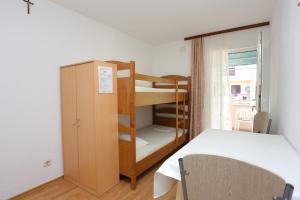 um quarto com um beliche e um armário em Apartments by the sea Duce, Omis - 17661 em Duće