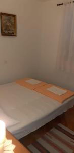 een bed in een kamer met een wit matras bij Apartments with a parking space Crikvenica - 17675 in Crikvenica