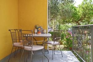 un tavolo e sedie seduti su un patio di Apartments with a parking space Kastel Luksic, Kastela - 17691 a Kaštela (Castelli)