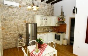 Η κουζίνα ή μικρή κουζίνα στο Apartments by the sea Sveti Filip i Jakov, Biograd - 17695