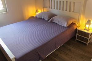 Ένα ή περισσότερα κρεβάτια σε δωμάτιο στο Apartments by the sea Sveti Filip i Jakov, Biograd - 17695