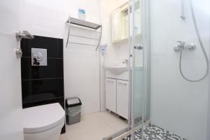 Fotografia z galérie ubytovania Quadruple Room Kastel Stafilic 17710c v destinácii Kaštela