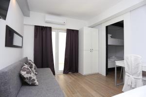ein Wohnzimmer mit einem Sofa und einem Schreibtisch in der Unterkunft Rooms with a swimming pool Kastel Stafilic, Kastela - 17710 in Kaštela