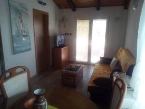 錫爾巴島的住宿－Apartment Silba 17603b，客厅配有沙发和桌子