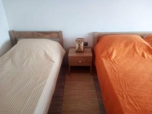 two beds sitting next to each other in a bedroom at Apartment Silba 17603b in Silba