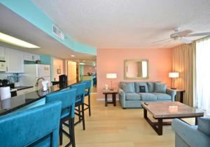 sala de estar con sofá y mesa en Sunrise Suites by TO en Key West