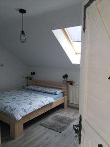 ein Schlafzimmer mit einem Bett und einem Dachfenster in der Unterkunft Apartments and rooms with parking space Slunj, Plitvice - 17719 in Slunj