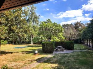 un parque con una mesa de picnic y un árbol en Scenic holiay home in Merksplas with garden, en Merksplas