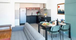uma sala de estar e cozinha com uma mesa e um sofá em Apartments with a parking space Omis - 17677 em Omiš