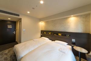 Via Inn Prime Kyotoeki Hachijoguchi客房内的一张或多张床位