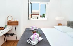 um quarto com uma cama e uma mesa com toalhas em Apartments with a parking space Omis - 17677 em Omiš