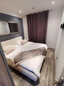 En eller flere senge i et værelse på Apartments by the sea Zavalatica, Korcula - 17728
