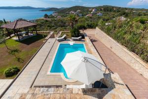 Fotografia z galérie ubytovania Seaside family friendly house with a swimming pool Guduce, Ugljan - 17668 v destinácii Ugljan