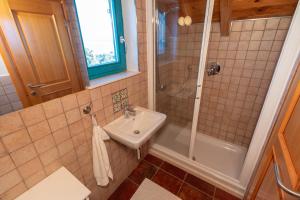 Fotografia z galérie ubytovania Seaside family friendly house with a swimming pool Guduce, Ugljan - 17668 v destinácii Ugljan