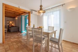 Fotografia z galérie ubytovania Seaside family friendly house with a swimming pool Guduce, Ugljan - 17668 v destinácii Ugljan