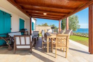 Fotografia z galérie ubytovania Seaside family friendly house with a swimming pool Guduce, Ugljan - 17668 v destinácii Ugljan