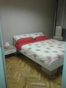 - une chambre avec un lit et du parquet dans l'établissement Apartments with WiFi Kastel Kambelovac, Kastela - 17732, à Kaštela